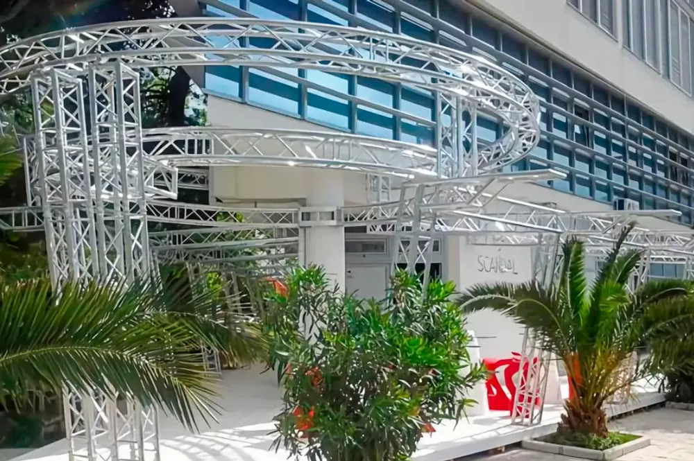 Creative Modeling of Outdoor Truss