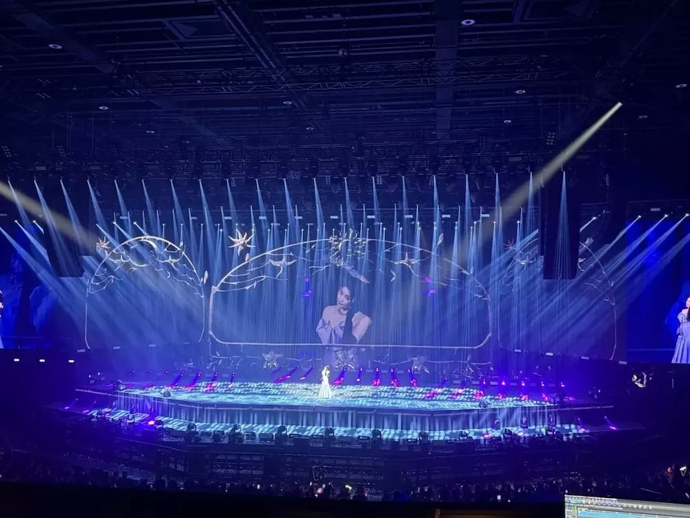 Get Immersed in the Voice of Kelly Chen World Tour with Golden Sea Lighting