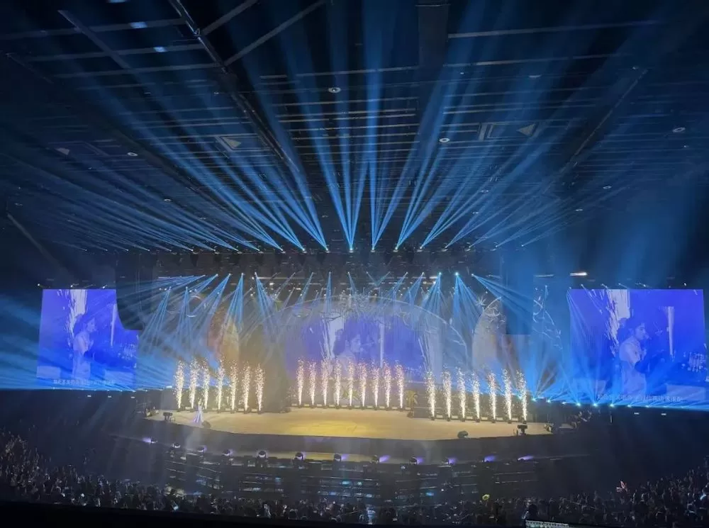Get Immersed in the Voice of Kelly Chen World Tour with Golden Sea Lighting