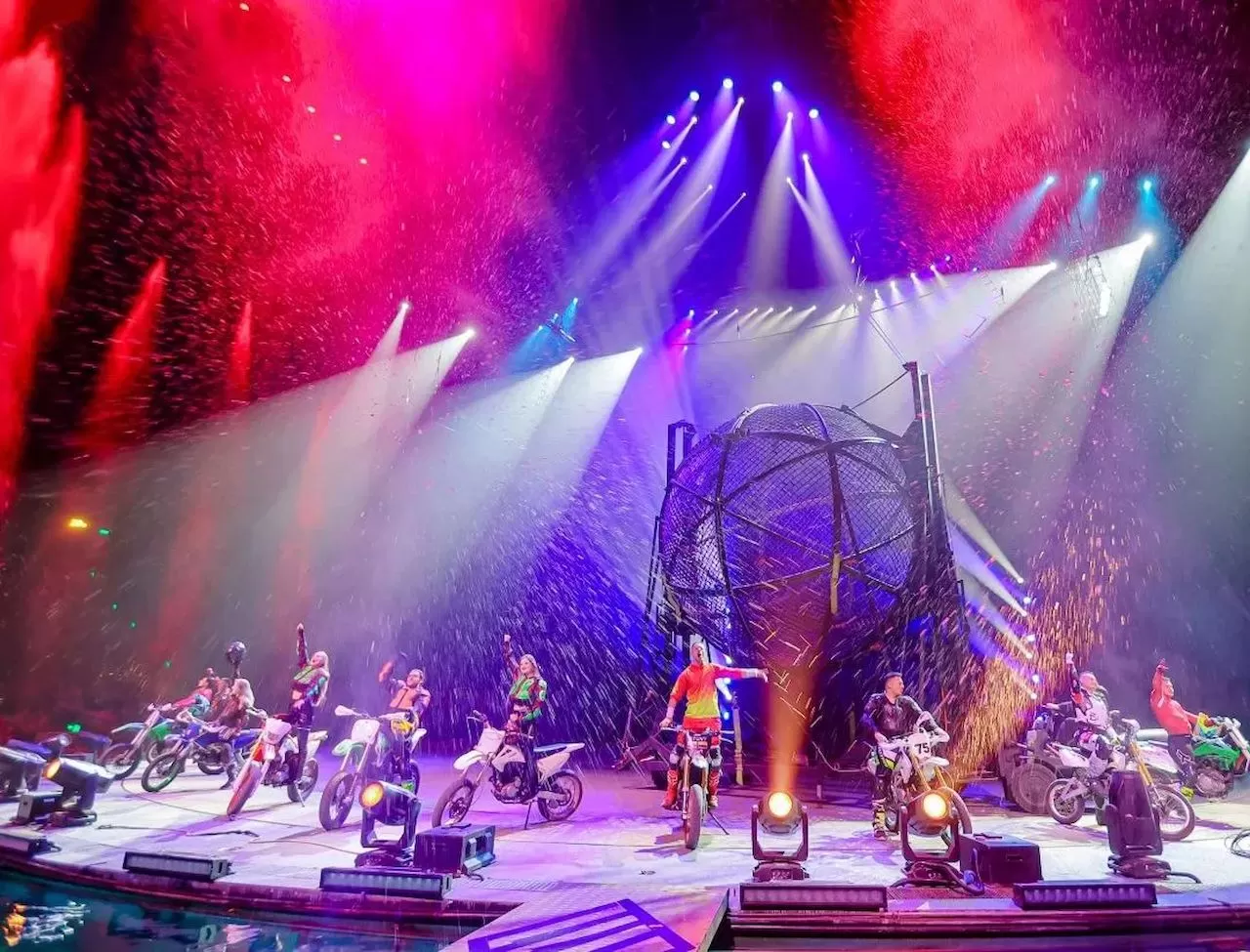 Golden Sea Fixtures Together with Chimelong International Circus Presented a Circus Feast Golden Sea Fixtures Together with Chimelong International Circus Presented a Circus Feast