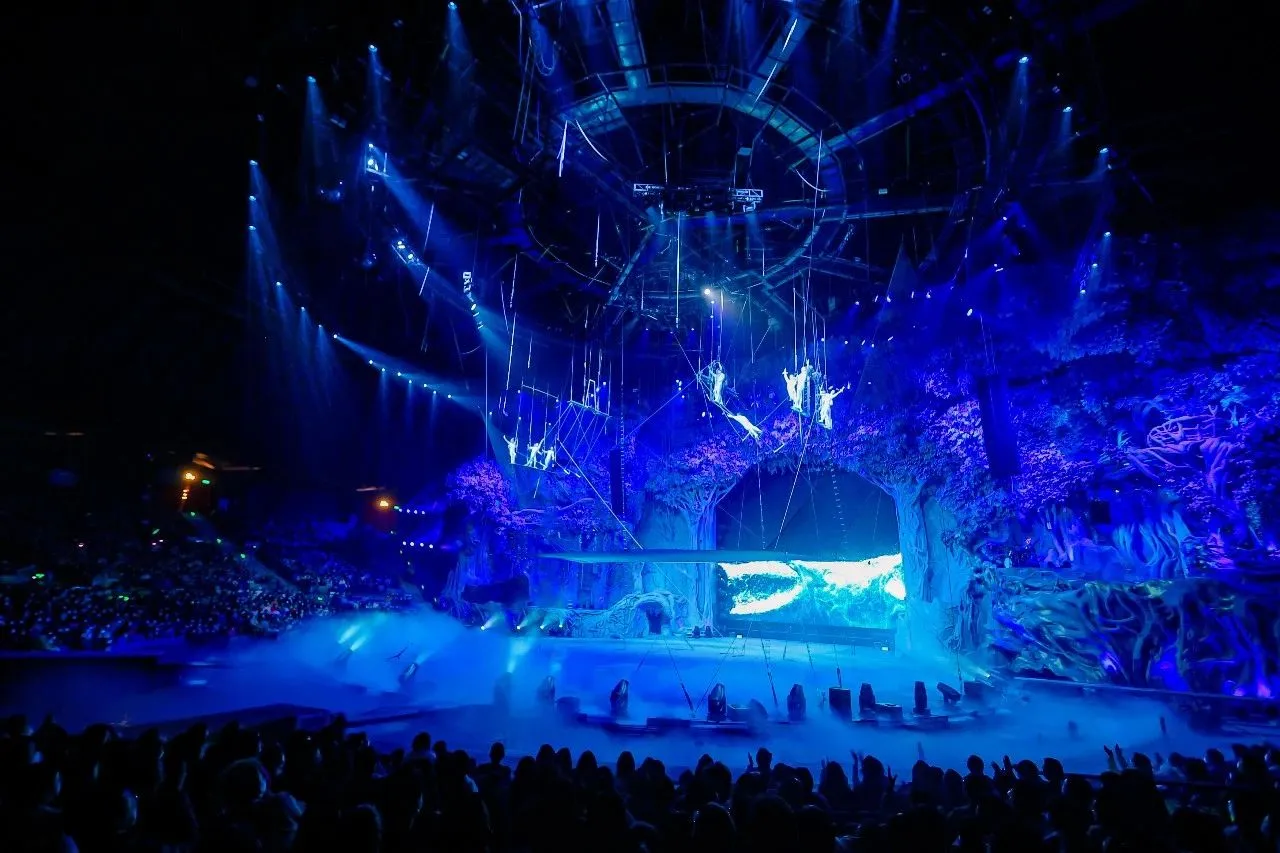 Golden Sea Fixtures Together with Chimelong International Circus Presented a Circus Feast Golden Sea Fixtures Together with Chimelong International Circus Presented a Circus Feast