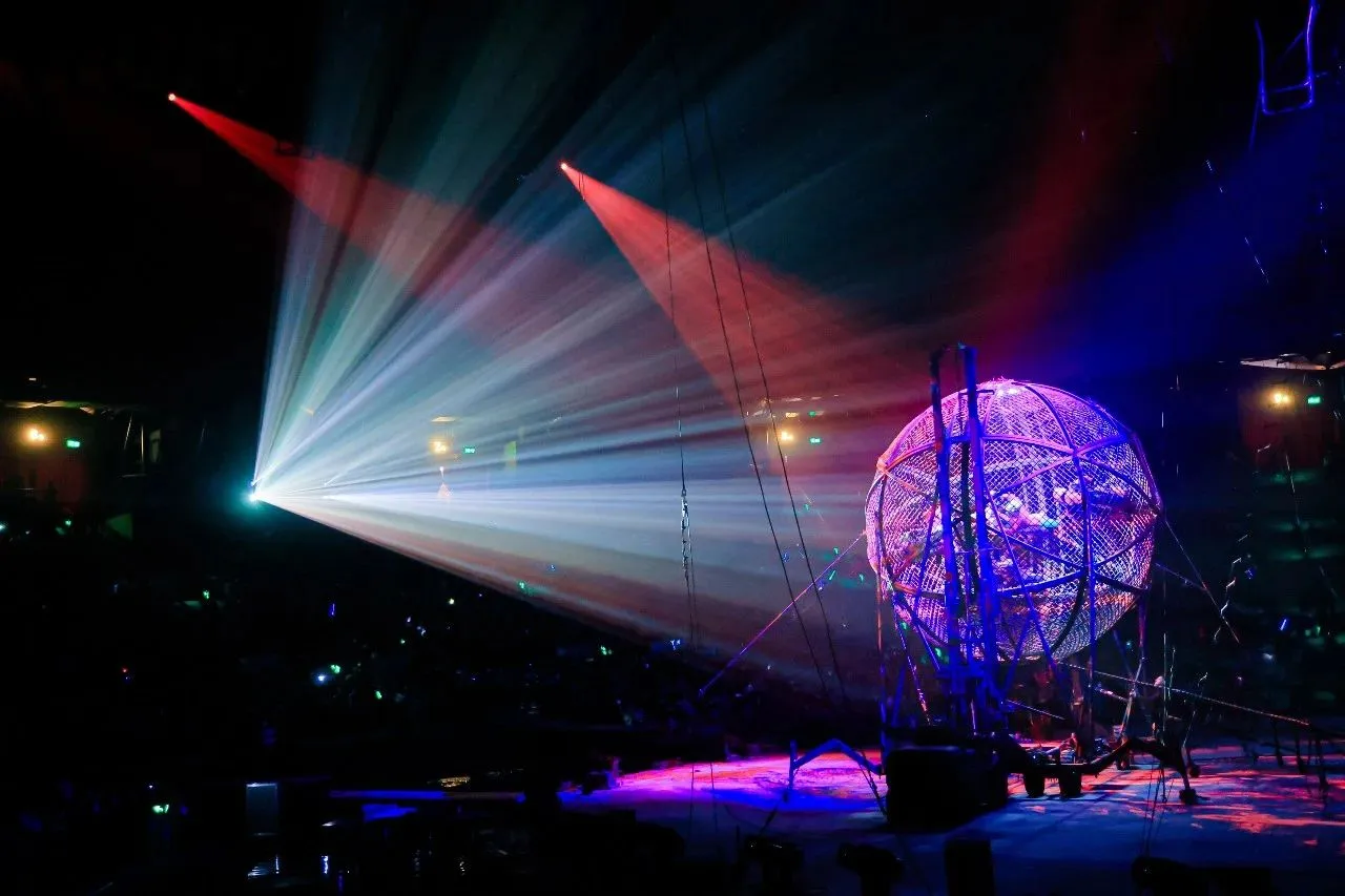 Golden Sea Fixtures Together with Chimelong International Circus Presented a Circus Feast Golden Sea Fixtures Together with Chimelong International Circus Presented a Circus Feast