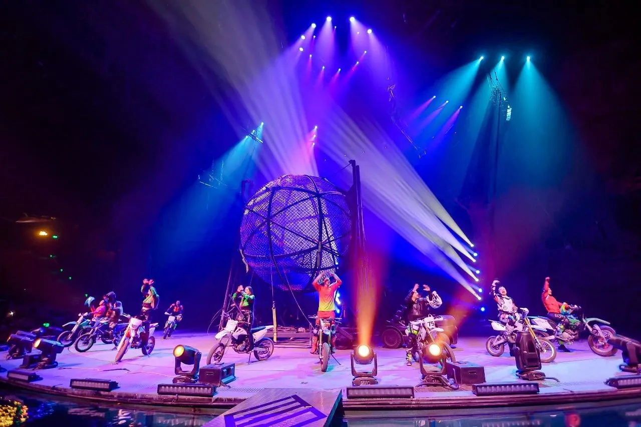 Golden Sea Fixtures Together with Chimelong International Circus Presented a Circus Feast Golden Sea Fixtures Together with Chimelong International Circus Presented a Circus Feast