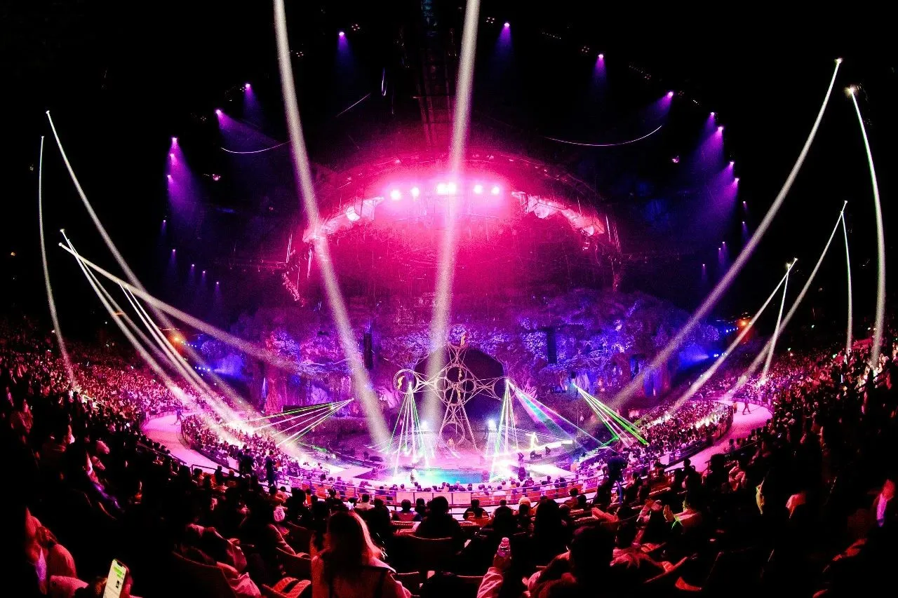 Golden Sea Fixtures Together with Chimelong International Circus Presented a Circus Feast Golden Sea Fixtures Together with Chimelong International Circus Presented a Circus Feast