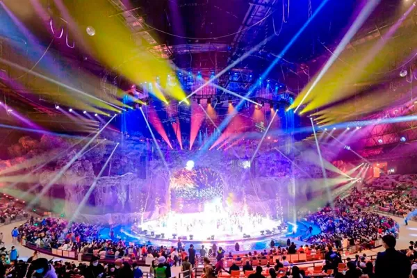 Golden Sea Fixtures Together with Chimelong International Circus Presented a Circus Feast