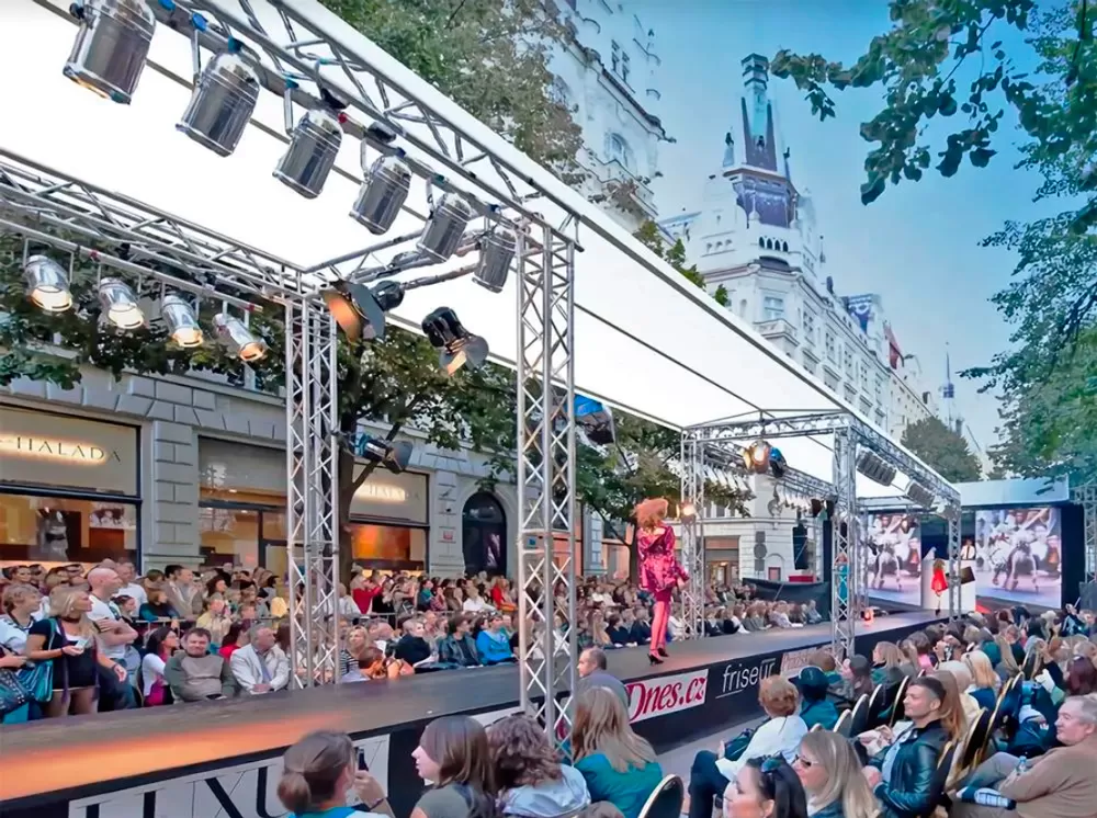 WTC Helps Outdoor Fashion T Show